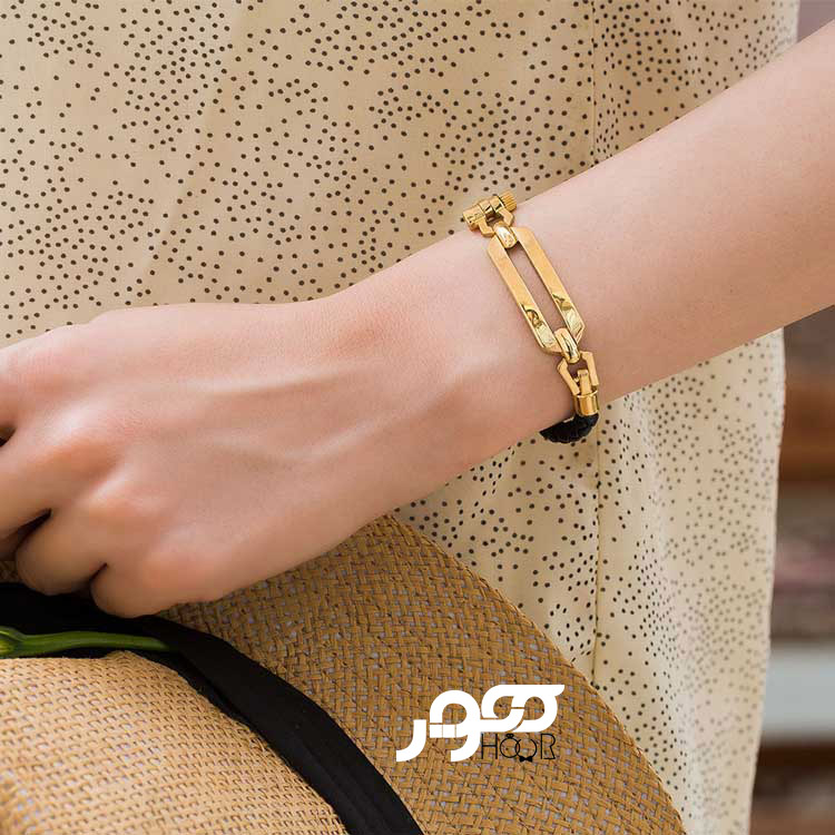 دستبند چرم زنانه با پلاک طلا طرح فرد کد AXB998