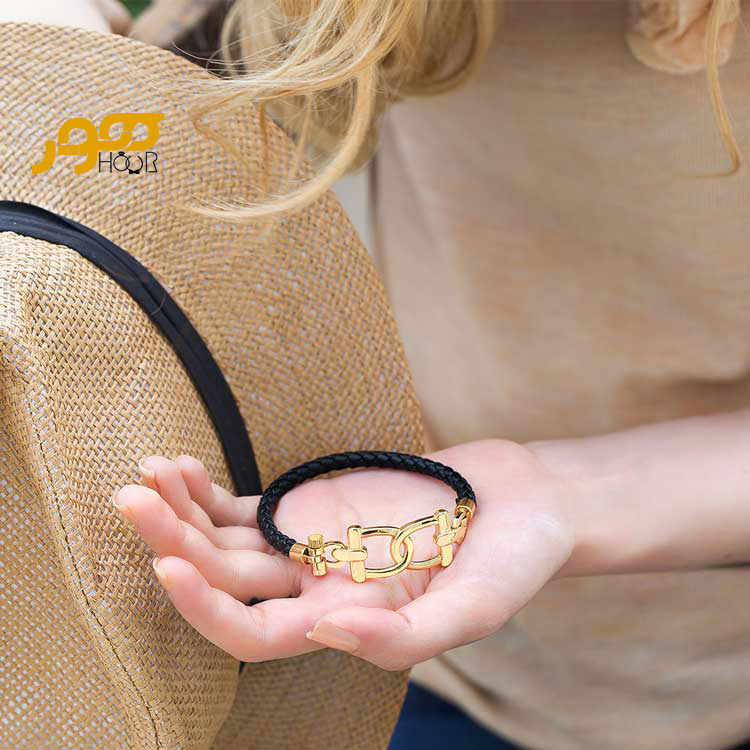 دستبند چرم زنانه با پلاک طلا طرح امگا کد AXB999